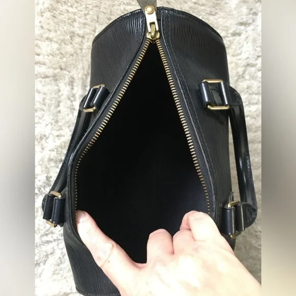 Authentic Louis Vuitton Epi black leather Speedy 25 bag - Picture 13 of 15